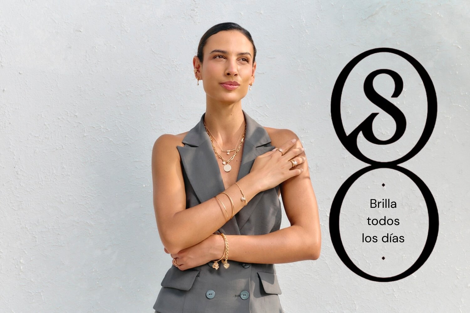 Look de oficina profesional con accesorios sutiles que hablan por ti
