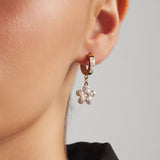 Aretes Colgantes de Acero Flores Blancas