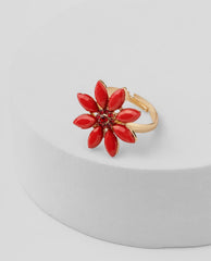 Anillo dorado con flor roja