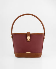 Cartera burgundy con detalles camel y asa doble