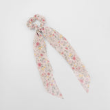 Colet con pañuelo floral blanco