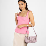 Cartera lila con correa trenzada