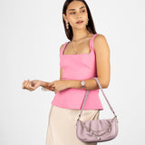 Cartera lila con correa trenzada