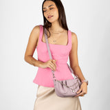 Cartera lila con correa trenzada