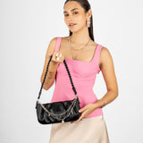 Cartera negra con correa trenzada