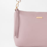 Cartera crossbody lila con correa tejida
