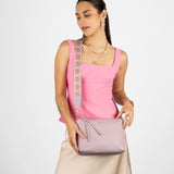 Cartera crossbody lila con correa tejida