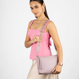 Cartera crossbody lila con correa tejida