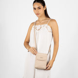 Cartera crossbody beige tejida