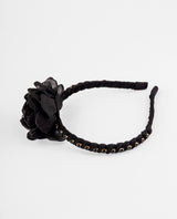 Vincha negra con flor y cadena decorativa
