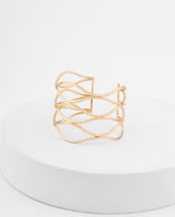 Pulsera ancha con diseño de ondas