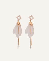 Aretes Largos Trendy Con Pétalos Blancos y Detalles dorados