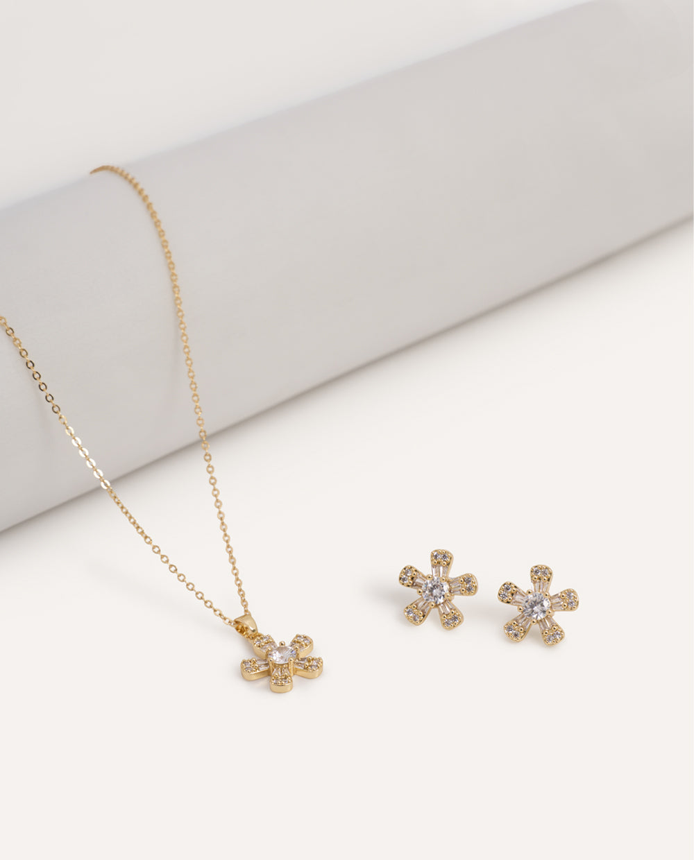 Set Collar + Arete Premium Zircón Flor Dorado – vista 2