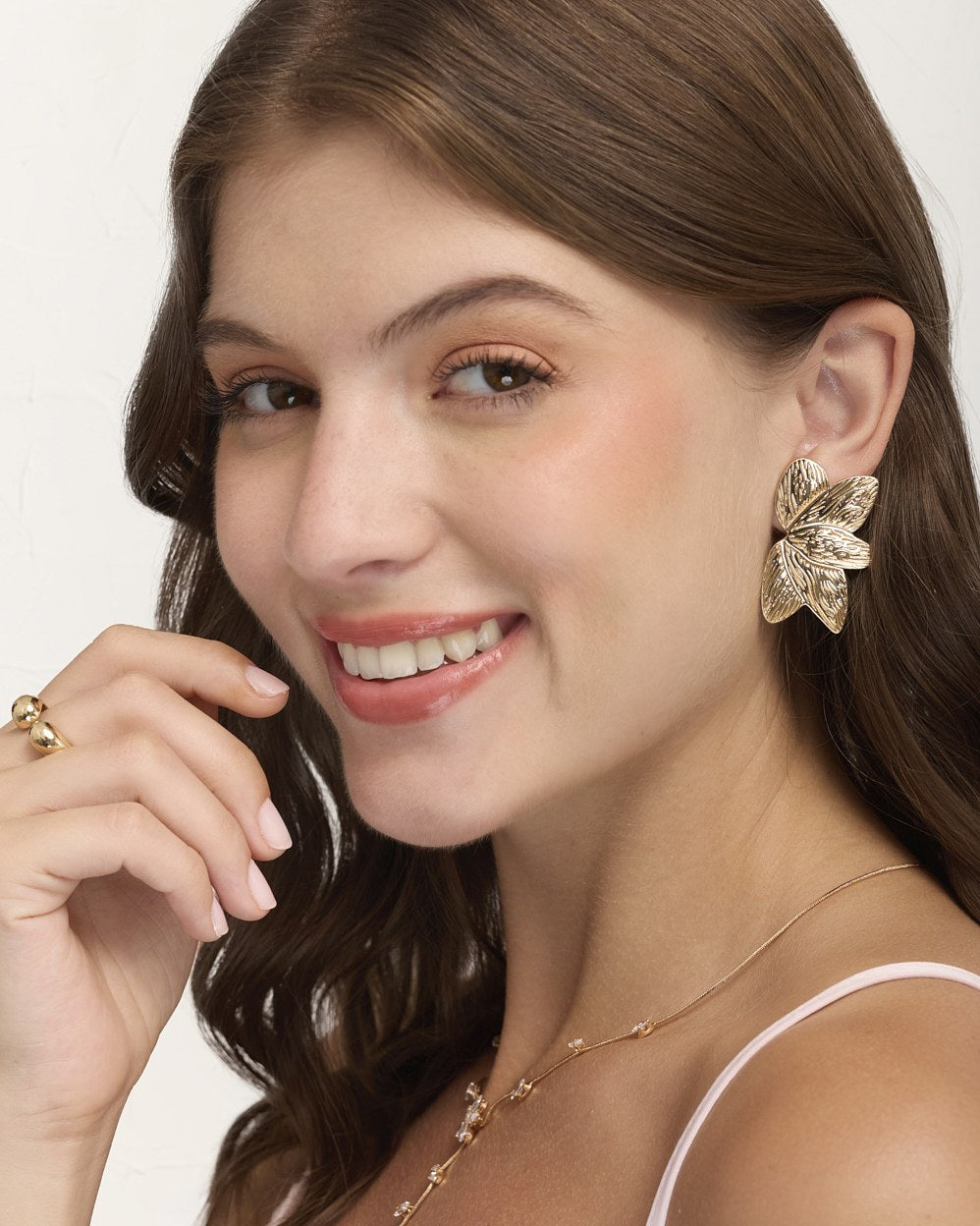 Aretes Grandes Trendy Pétalos Dorado – vista 2