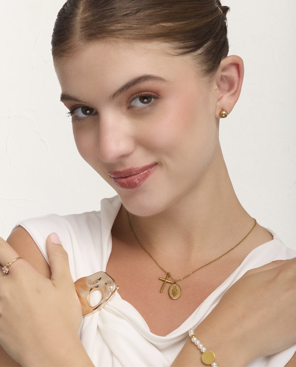 Set Collar + Arete de Acero Inoxidable Cruz Divina Dorado – vista 2