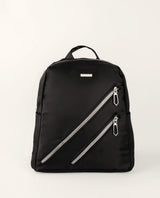 Mochila negra con cierres diagonales